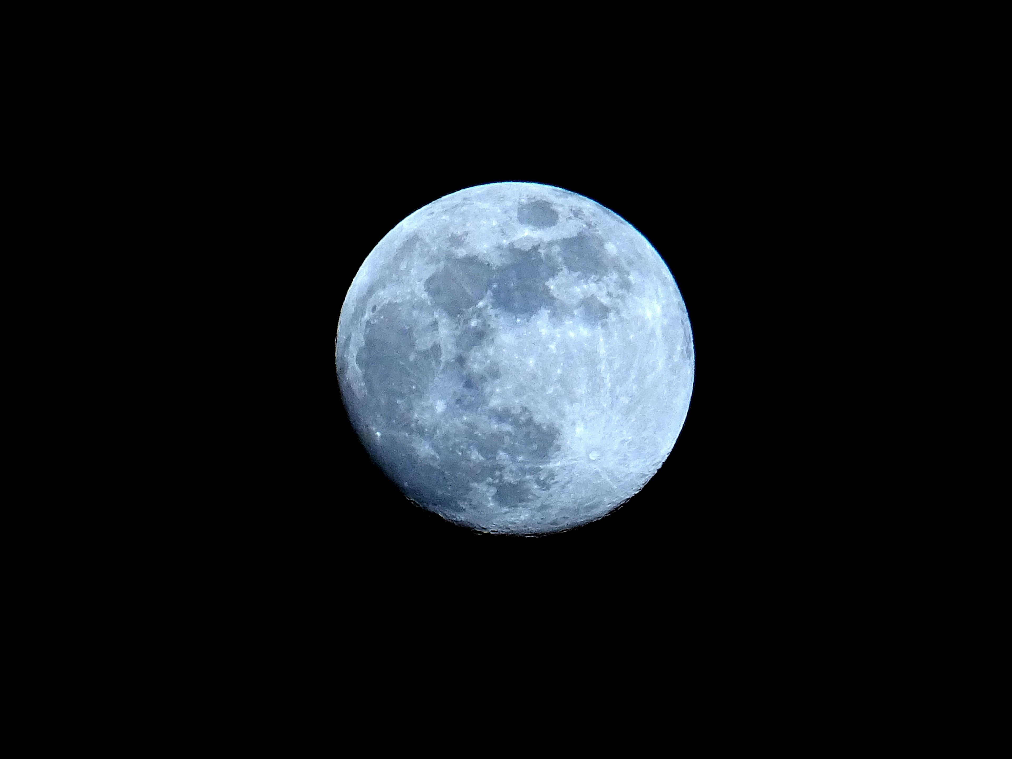 LE CYCLE MENSTRUEL ET LA LUNE : UNE DANSE ANCIENNE ENTRE CORPS ET COSMOS Image